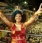 “O povo faz samba o ano todo. Vir para a Avenida é o desaguar disso”, defende Juliana Ribeiro