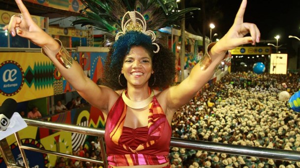 “O povo faz samba o ano todo. Vir para a Avenida é o desaguar disso”, defende Juliana Ribeiro