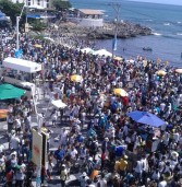 A Festa de Iemanjá e a labuta de quem trabalha como ambulante