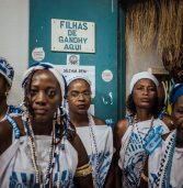 Afoxé Filhas de Gandhy fazem homenagem ao 2 de julho no carnaval