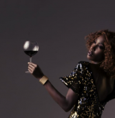 Empresária queniana Liz Ogumbo lança marca de vinhos em Salvador