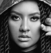 A primeira mulher no mundo a lançar música pela gravadora STMPD RCRDS é a brasileira DJ Carola