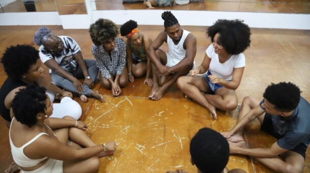 Bando de Teatro Olodum leva novos talentos aos palcos em mostras gratuitas de Performance Negra