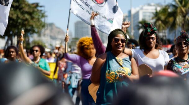 Brasil de Fato e Fundação Rosa Luxemburgo lançam microbolsa de jornalismo “Marcha das Mulheres Negras 2025”