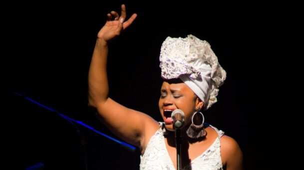 Savannah Lima celebra ancestralidade com o show “Oferendas” no Espaço Cultural Alagados em Salvador