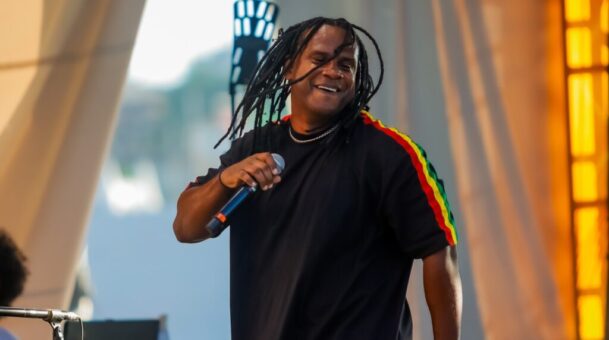 Tiago Simas celebra ancestralidade e consolida trajetória no reggae durante estreia do Feira Preta Festival em Salvador