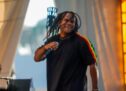 Tiago Simas celebra ancestralidade e consolida trajetória no reggae durante estreia do Feira Preta Festival em Salvador