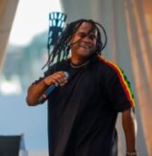 Tiago Simas celebra ancestralidade e consolida trajetória no reggae durante estreia do Feira Preta Festival em Salvador