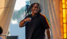 Tiago Simas celebra ancestralidade e consolida trajetória no reggae durante estreia do Feira Preta Festival em Salvador