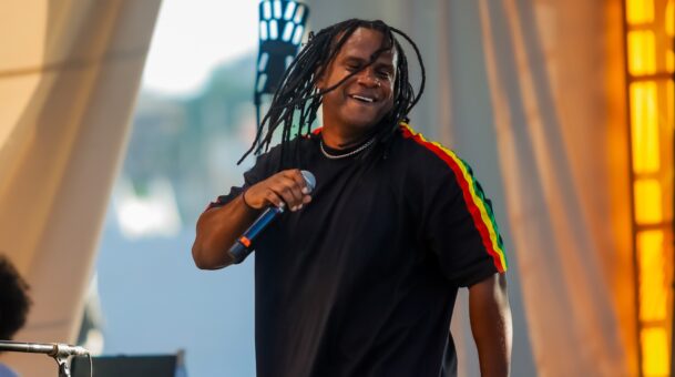 Tiago Simas celebra ancestralidade e consolida trajetória no reggae durante estreia do Feira Preta Festival em Salvador