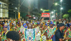 Muzenza desfila “Ginga: a Arte do Negro no Futebol” e leva brilho, beleza e força ancestral aos três dias de Carnaval